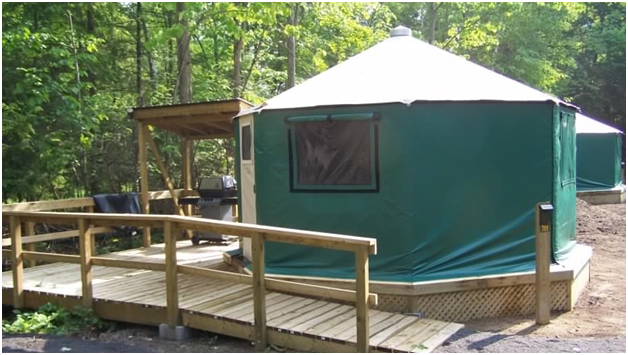 কিছু কিছু Campground -এ এধরনের roofed-accommodation থাকে। এগুলিকে Yurt বলে। একটার মধ্যে ৬জনের মত লোক ঘুমাতে পারে। তবে সব Campground-এ নেই।
